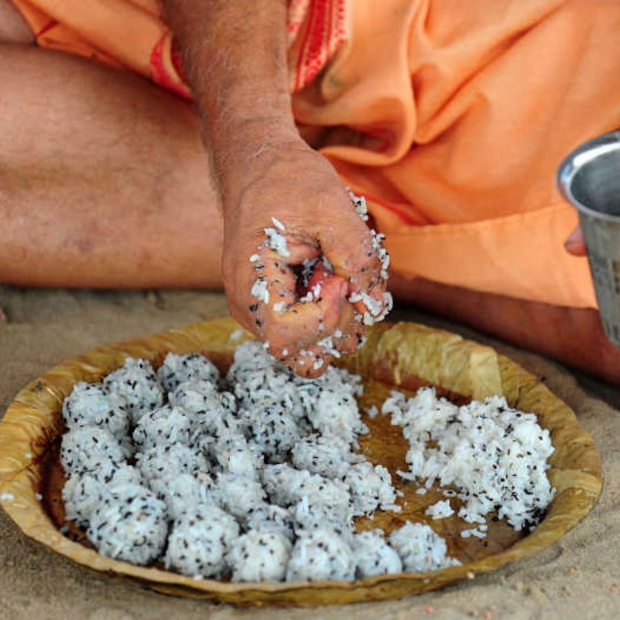 It is considered auspicious to offer Tarpan to the ancestors on behalf of the father. Mantra must be recited while offering Tarpan. Mantras related to ancestors should be chanted without a priest on the day of Mahalaya.