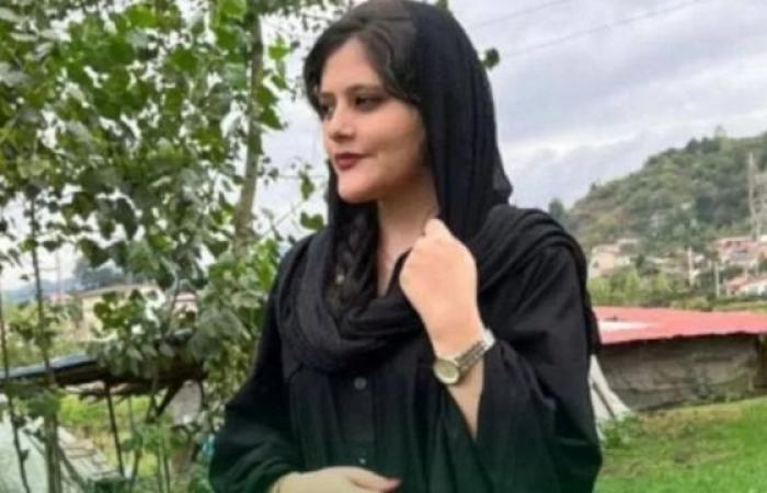 Masha Amini: Hijab burning protest in Iran over death of woman in police custody